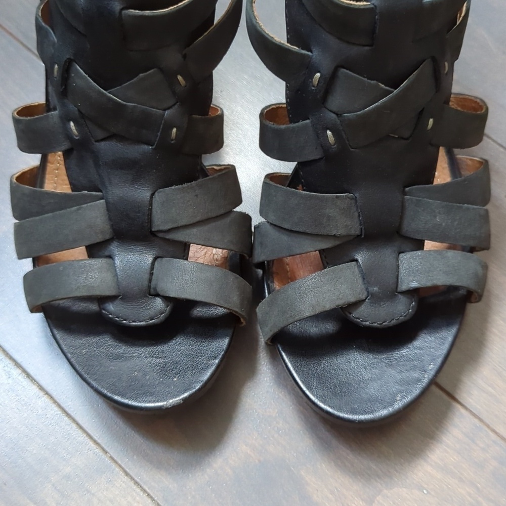 Clark's Size 6.5 Black Leather Sandals - Picture 5 of 11